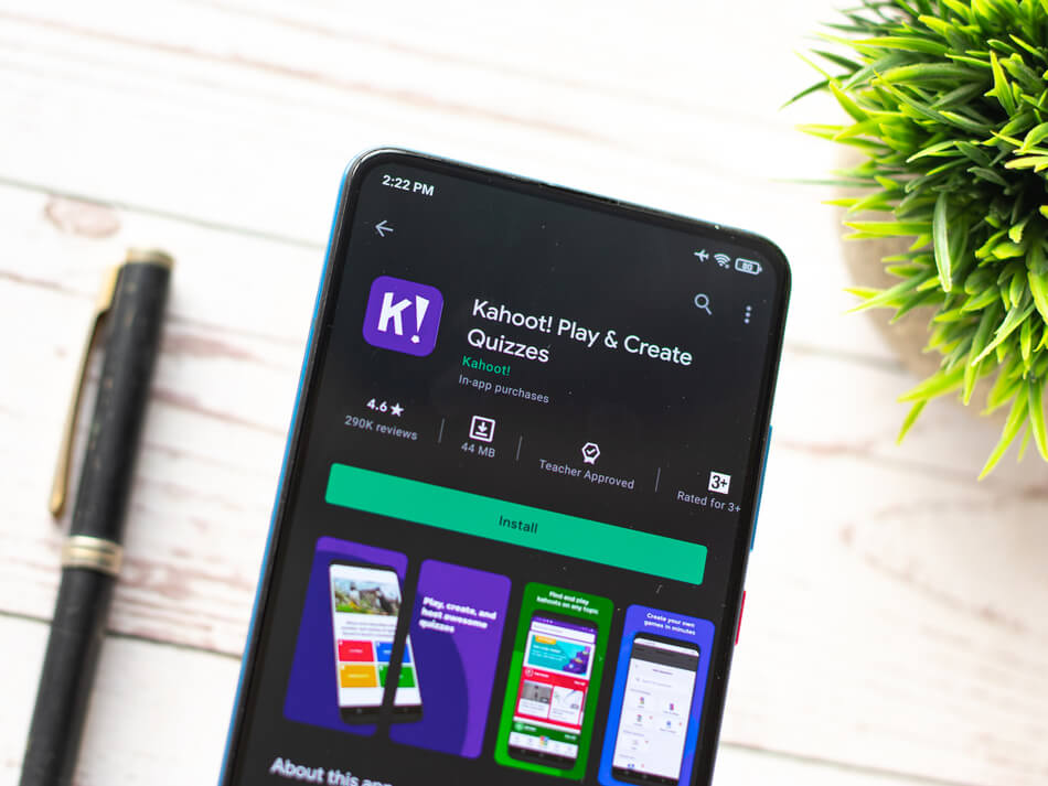 Kahoot app i App store bliver vist på iPhone på et skrivebord