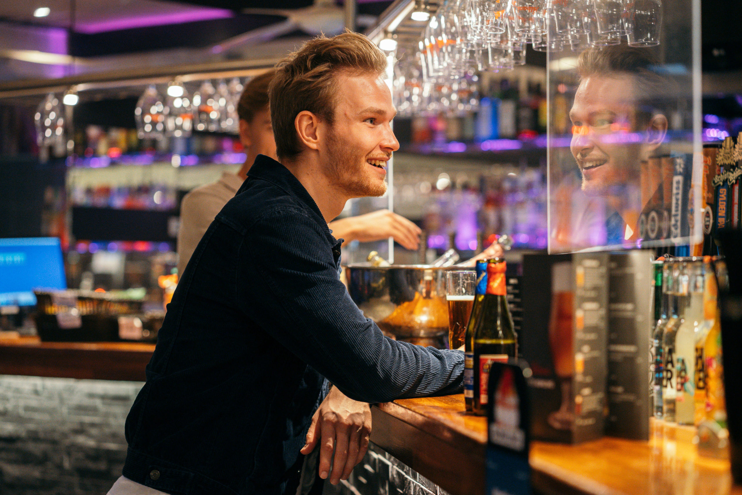 To drenge står i baren for at bestille noget at drikke