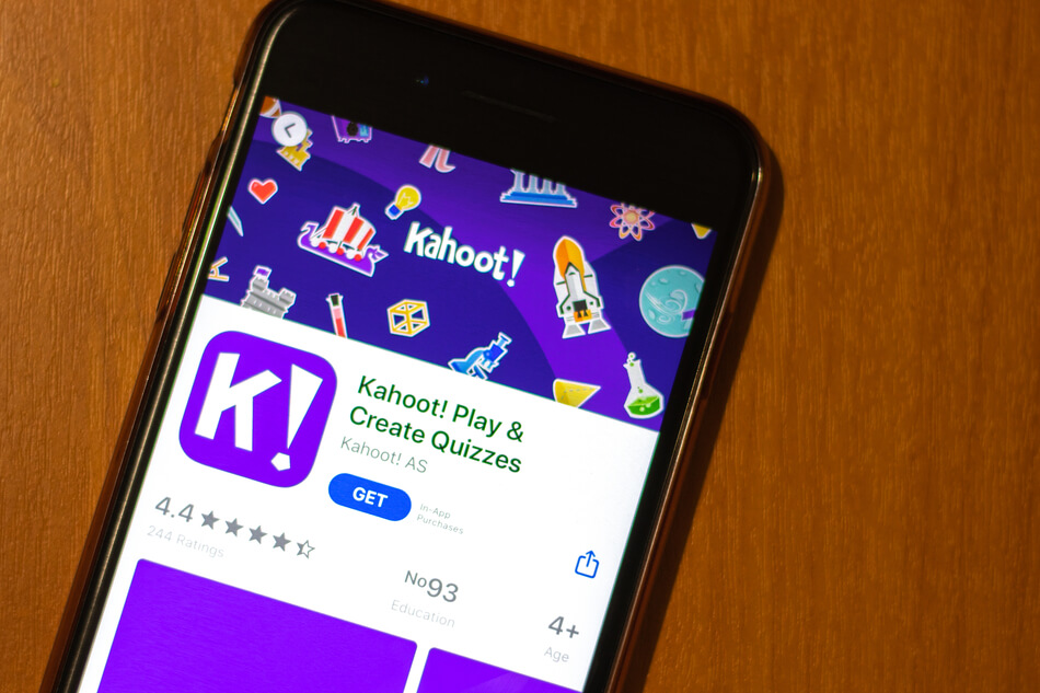 Smartphone på træbord viser Kahoot i app store