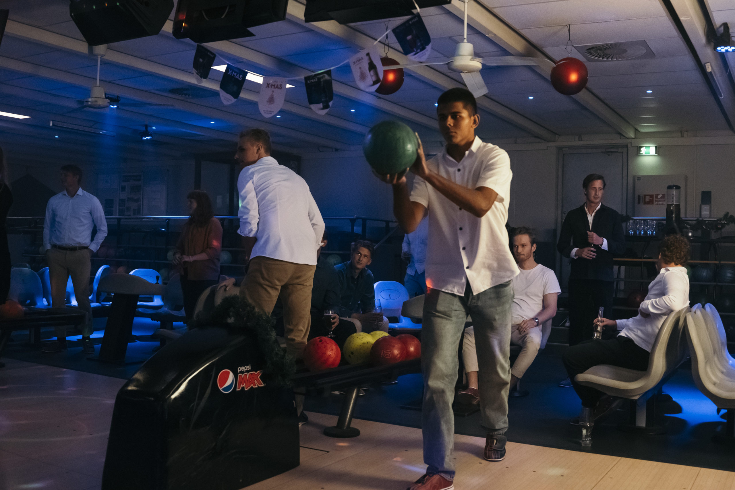 En gruppe unge har valgt at bowle efter deres påskefrokost hos Citybowling i Roskilde